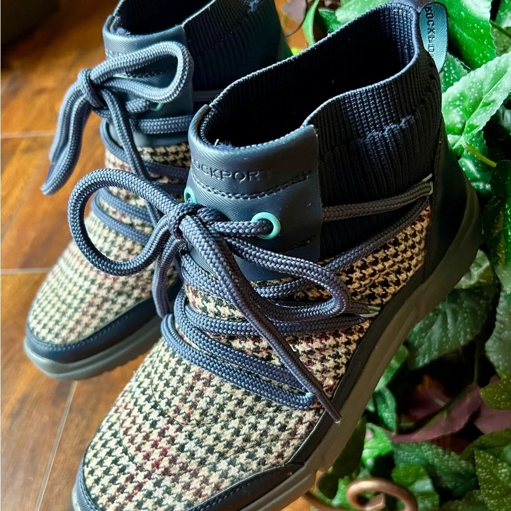 FINAL PRICE DROP $10: NWT, Rockport Women’s Bungee Bootie 
Size: Women’s 6.5 - Picture 3 of 15